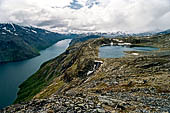 Parco Jotunheimen, Norvegia. Il Bjornboltjorna, minuscolo laghetto alpino incontrato lungo il sentiero che scende a Memurubu.